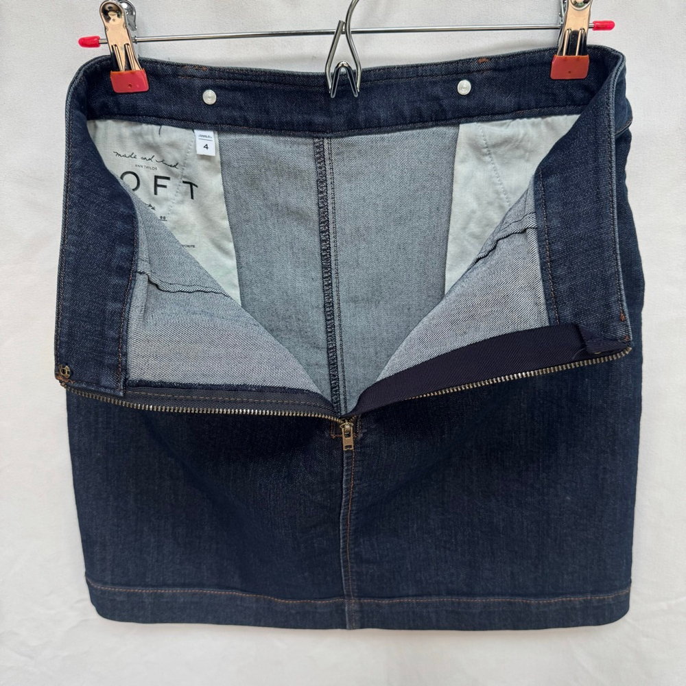 Women's LOFT Blue Denim Mini Skirt with Gold Buttons / pockets Size 4 - Picture 4 of 6